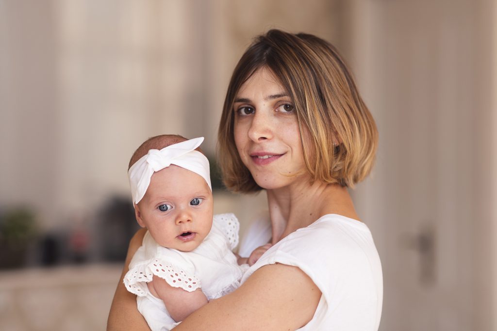 Vue de face joyeuse d'une mère et de son nouveau-né