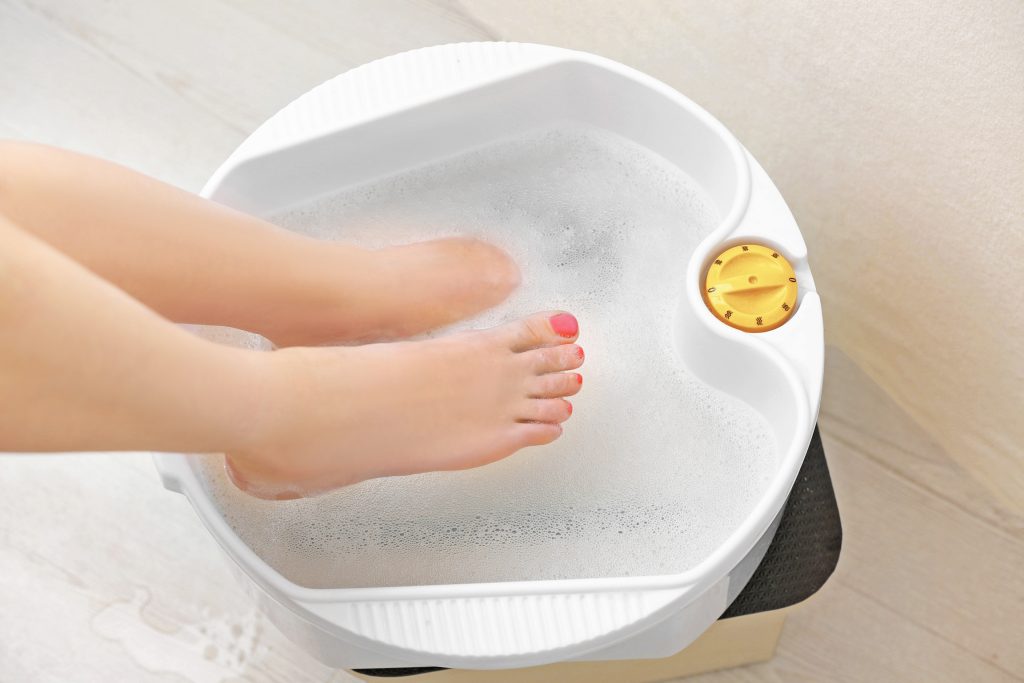 bain de pieds chaud pour l'hydratation plantaire